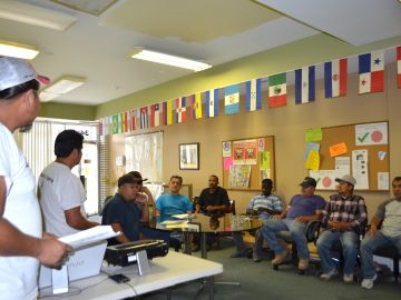 Jornaleros reciben entrenamiento en la Unión Latina de Chicago.