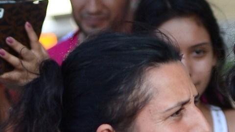 La Liga Latinoamericana dejó que las familias entregaran las medallas a sus jugadores.