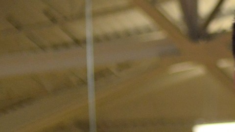 Discovery ganó la lucha extrema a Psicosis, aquí junto al referee El Guaguancó.