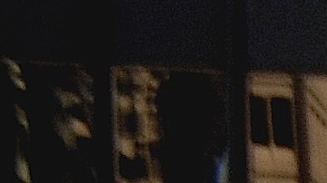 Vestidos con uniformes de reclusos color naranja, encadenados y encerrados en una cárcel simulada, un grupo de inmigrantes hizo una representación simbólica de las detenciones y separaciones de familias.