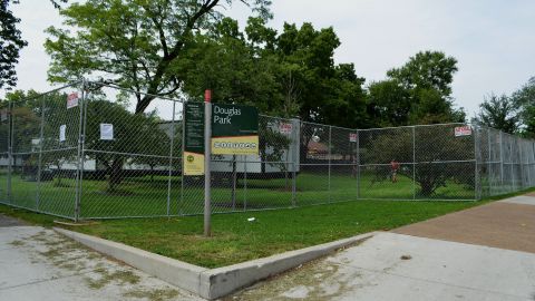 El festival ‘Riot Fest’ se mudó a Douglass Park en 2015 después de la reacción violenta de los residentes enojados en su anterior hogar en Humboldt Park al oeste de Chicago.