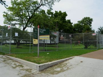 El festival ‘Riot Fest’ se mudó a Douglass Park en 2015 después de la reacción violenta de los residentes enojados en su anterior hogar en Humboldt Park al oeste de Chicago.
