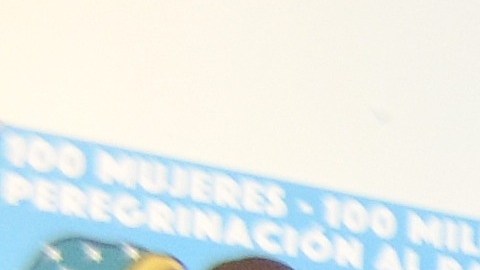 María Elena Orozco, con blusa verde, muestra un cartel a los reporteros  junto a la pequeña Jocelyn Ramírez, de cuatro años.