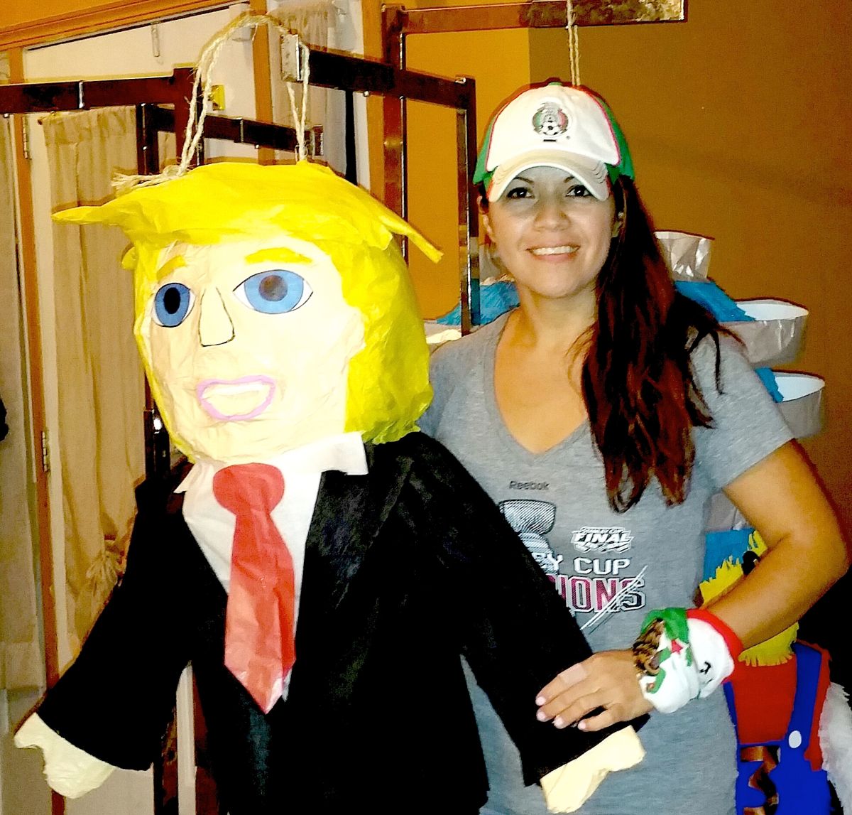 Piñatas una colorida tradición que se mantiene viva La Raza