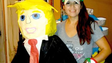 Sonia López y su  piñata del magnate  Donald Trump.