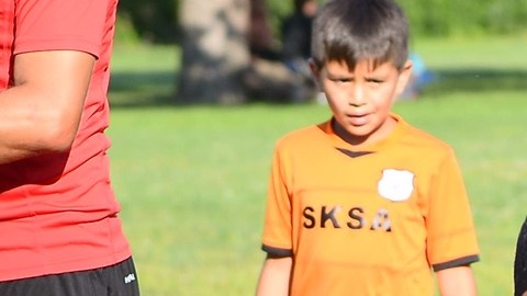 La escuela de futbol acepta niños de 4 a 13 años de edad.