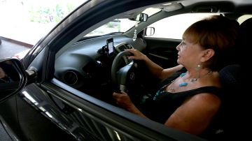 10/08/15 / Retiree Georgina Gonzalez speaks to La Opinion about her new job as an Uber driver. Lured by income and flexibility some retirees are becoming Uber drivers. (Photo by Aurelia Ventura/La Opinion)