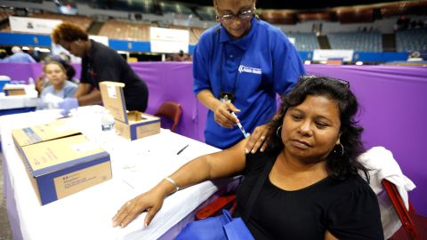 Vacunas y atención médica básica es parte de lo que se ofrece en la megaclínica.