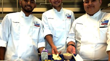 El equipo culinario de la secundaria North-Grand Christopher Chávez, Bruce Alao y José Molina, se preparan para la competencia gastronómica.