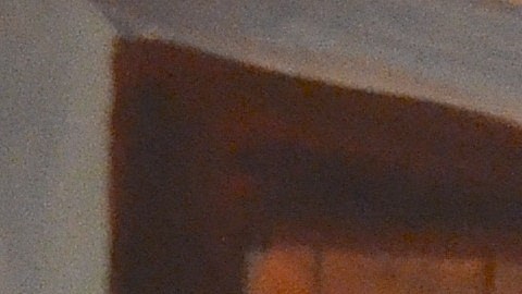 Blanca Vargas, una de las más fieles lectoras de La Raza, muestra una edición de 1978.