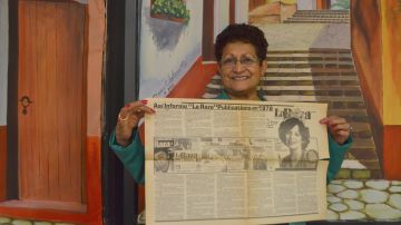 Blanca Vargas, una de las más fieles lectoras de La Raza, muestra una edición de 1978.