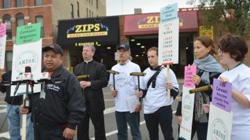 Miembros de Arise Chicago y líderes religiosos demandan justicia para los también llamados ‘carwasheros’, ellos alegan que el propietario del establecimiento Zips Hand Car Wash  retiene las propinas de sus trabajadores.