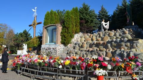 Miles de fieles acuden a venerar a la Virgen de Guadalupe en el Cerrito de Tepeyac en Des Plaines.