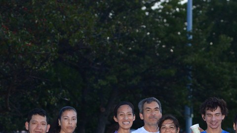 Los cinco atletas junto a sus compañeros de equipos que entrenaron para los maratones de Nueva York y Chicago.