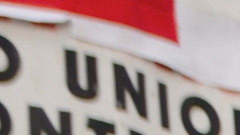 Empleados del campo hotelero se manifiestan afuera del Hotel Burnham  en el centro de Chicago.