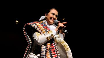 La cantante de música ranchera Aida Cuevas regresa a Chicago para brindarle apoyo a la organización sin fines de lucro Mariachi Heritage Foundation (MHF).