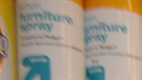 Ivonne Cerezo, residente del suburbio de Mundelein, utiliza cupones de descuento para ahorrar dinero en sus compras.