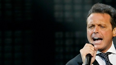 Los abogados del cantante aseguran que no existe ninguna orden judicial en su contra.