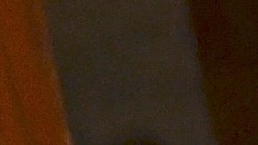 Olivia González lee un cuento a su pequeño William de 4 años, en la Biblioteca Rudy Lozano del vecindario de Pilsen.