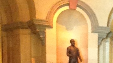 Katya Nuques (izq.) y Michael Rodríguez en el Capitolio Estatal en Springfield.