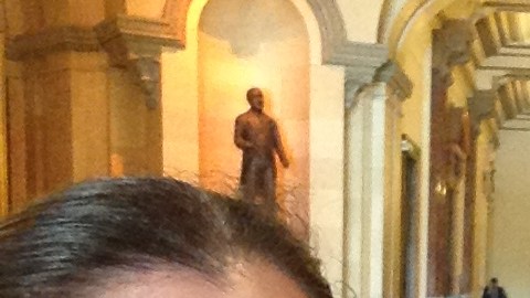 Katya Nuques (izq.) y Michael Rodríguez en el Capitolio Estatal en Springfield.