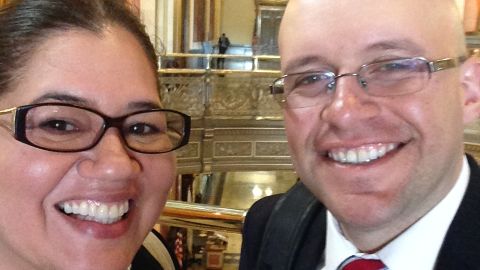 Katya Nuques (izq.) y Michael Rodríguez en el Capitolio Estatal en Springfield.