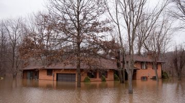 La inundación comenzó después de que una tormenta masiva de finales de invierno azotara el Medio Oeste la semana pasada