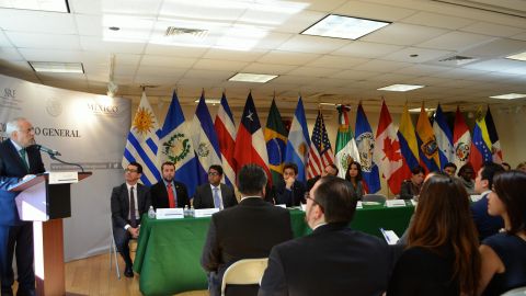 EL cónsul general de México en Chicago Carlos Jiménez Macías habla sobre la importancia  de educarse para no ser víctima de violencia doméstica.