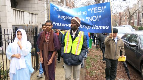 Un grupo de vecinos del barrio de Logan Square,  líderes comunitarios y religiosos quieren que la Ciudad cumpla su promesa de rehabilitar viviendas vacías de Lathrop Homes en el barrio de Logan Square.