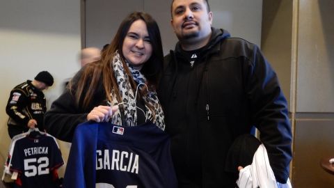 Misael y Nelly García con sus regalos de Navidad del garage sale de los White Sox.