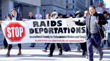 Activistas e inmigrantes han salido a las calles de Chicago para pedir que paren las redadas y cesen las deportaciones.