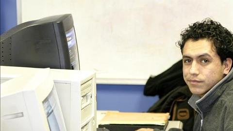 Los adolescentes y jóvenes afroamericanos y latinos de Chicago tienen los niveles más altos de desempleo y deserción escolar del país, lo que los expone a la creciente violencia callejera, según un informe publicado hoy por la Red de Escuelas Alternativas.