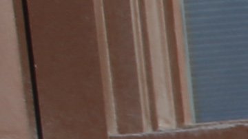 El padre José Landaverde y activistas de la Misión Fe, Vida y Esperanza protestan contra las nuevas redadas de inmigración frente a la oficina del congresista Luis Gutiérrez en Chicago.