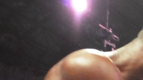 Carlos Molina (der.) noqueó al colombiano Agustín Feria y el triunfo lo pone en el camino a la corona mundial que dejó vacante Floyd Mayweather Jr.