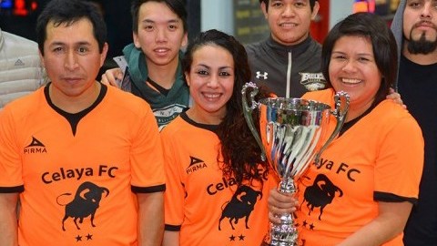 El equipo mixto Real Celaya con su dirigente Mayra Rocha (derecha) juegan todos los miércoles por las noches.