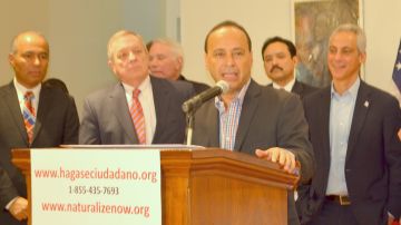 El congresista Luis Gutiérrez junto al senador Dick Durbin,el alcalde de Chicago Rahm Emanuel, funcionarios estatales, locales y líderes comunitarios en el lanzamiento de la campaña para lograr que más latinos se hagan ciudadanos y voten.