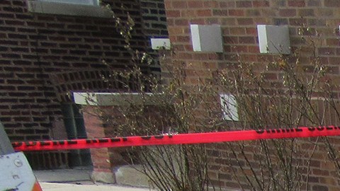 Docenas de personas han visitado el lugar donde la familia mexicana fue asesinada para dejar recuerdos y mensajes de condolencias.