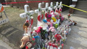 Docenas de personas han visitado el lugar donde la familia mexicana fue asesinada para dejar recuerdos y mensajes de condolencias.