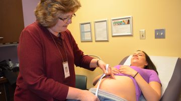 Gina Maniaci, de 25 aňos, y  la 'midwife' (enfermera partera certificada) Heidi Vyhmeister en Erie Teen Center en el barrio de Humboldt Park, en Chicago.