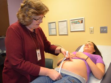 Gina Maniaci, de 25 aňos, y  la 'midwife' (enfermera partera certificada) Heidi Vyhmeister en Erie Teen Center en el barrio de Humboldt Park, en Chicago.
