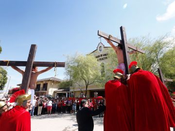 Jesús es crucicado. (FOTO: Aurelia Ventura/La Opinion)