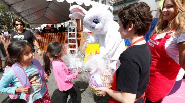 El conejo de Pascua regaló presents a los pequeños. (FOTO: Aurelia Ventura/La Opinion)