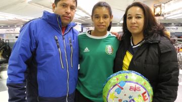 Celiana Torres con sus papás Ana y Domingo Torres.