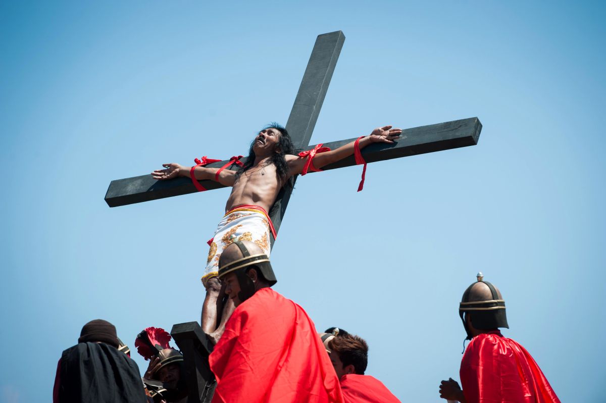 La feligresía católica celebra el Viernes Santo con recreaciones de la crucifixión de Jesucristo. 