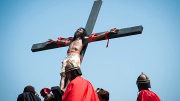 La feligresía católica celebra el Viernes Santo con recreaciones de la crucifixión de Jesucristo.