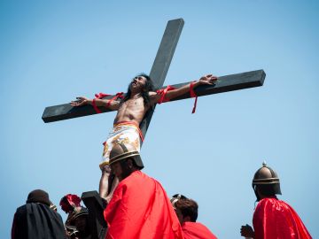 La feligresía católica celebra el Viernes Santo con recreaciones de la crucifixión de Jesucristo.