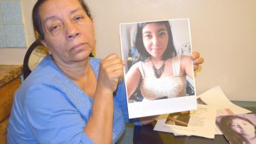 Eutiquia Rodríguez de Suárez muestra una de las fotografías de su hija Jessica Suárez, de 21 años. Foto
