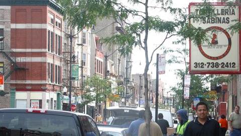 El vecindario de Pilsen mantiene su mayoría hispana en el suroeste de Chicago, con sus cafés, galerías y murales que reflejan la cultura inmigrante de origen mexicano, pero miles de familias han abandonado el barrio en la última década debido al aumento del precio de las propiedades.