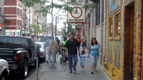 El vecindario de Pilsen mantiene su mayoría hispana en el suroeste de Chicago, con sus cafés, galerías y murales que reflejan la cultura inmigrante de origen mexicano, pero miles de familias han abandonado el barrio en la última década debido al aumento del precio de las propiedades.