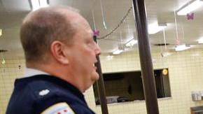 El comandante del distrito policial 17 Elías Voulgaris habló durante una reunión con la comunidad hispana.